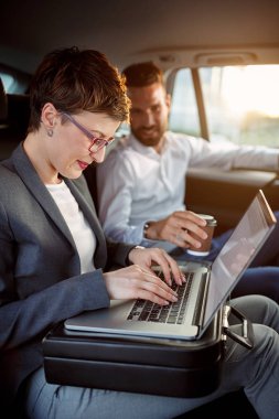 İş gezisine gidiyor çalışma arkadaşları