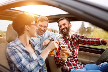 gülümseyen arkadaşlar eğlenmeye arabada