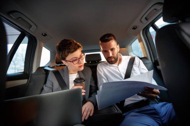 başarılı iş çift birlikte arkada çalışan araba koltuğunda