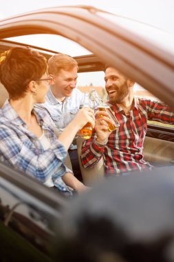 Yolculuğa arabada eğleniyor arkadaş grubu