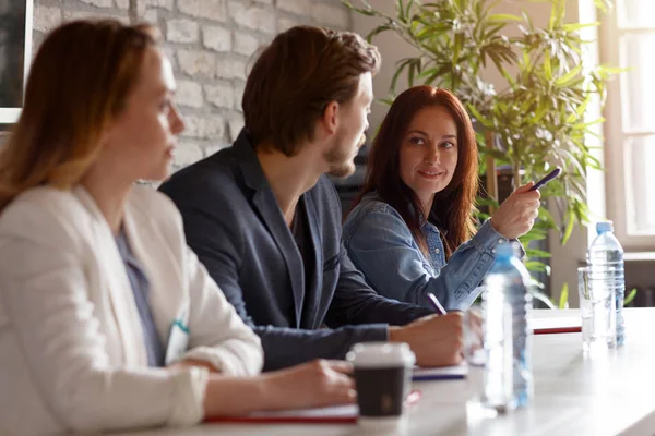 Kvinna med kollegor i office — Stockfoto