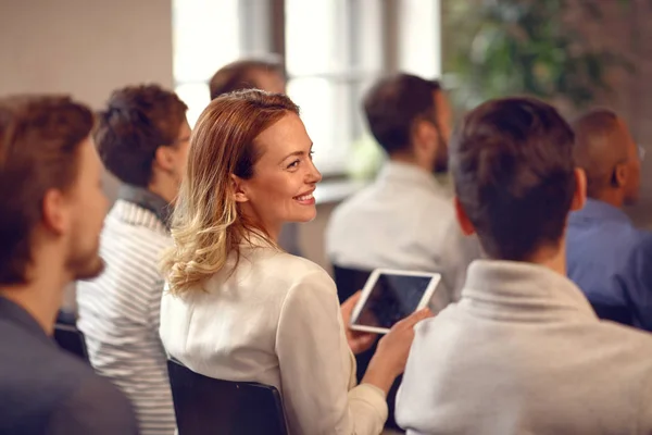 Perfil de mulher sorridente em audiência em palestra sobre reunião de empresa — Fotografia de Stock