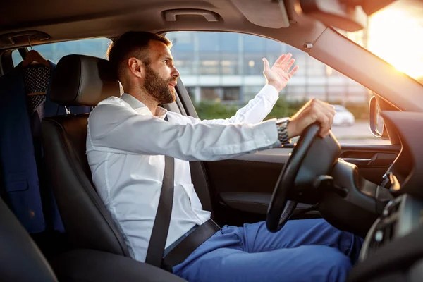 Ingorgo traffico - stressato uomo d'affari guida auto — Foto Stock
