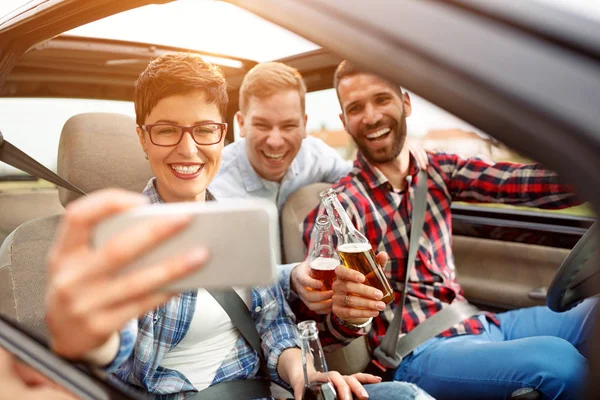 Lazer, viagem de carro, viagens e pessoas conceito amigos condução — Fotografia de Stock