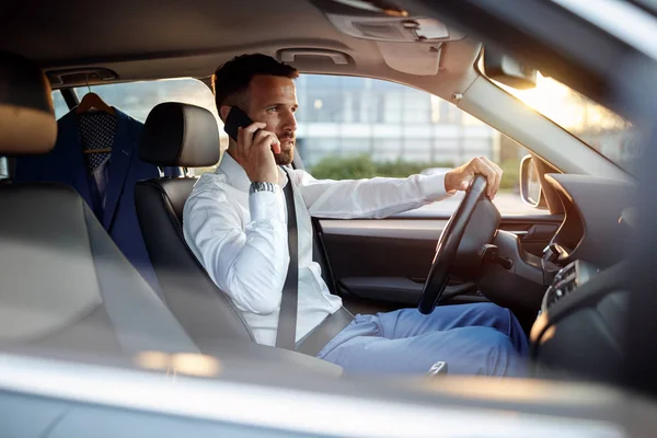 Biznesmen przy użyciu telefonu w samochodzie — Zdjęcie stockowe