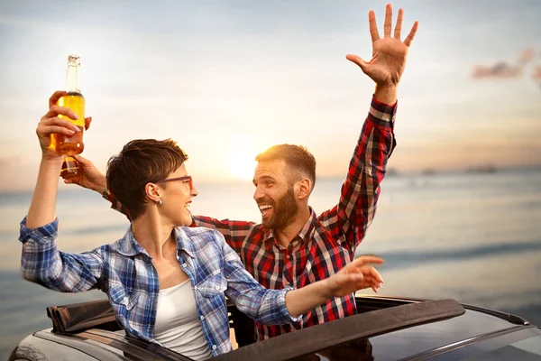 Amigos desfrutando em viagem de carro em seu cabriolet — Fotografia de Stock