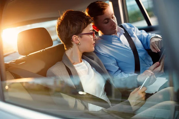 Beszélgetés üzletemberek autó vezetés — Stock Fotó