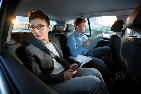 Pausa durante il viaggio di lavoro per il giornale — Foto Stock