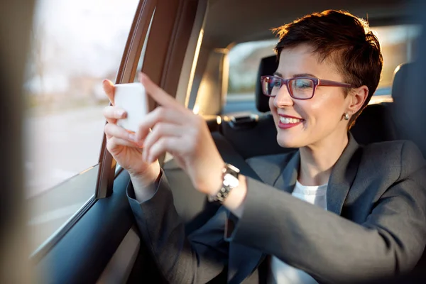 Mujer disfrutar en el viaje y tomar fotos de un coche — Foto de Stock