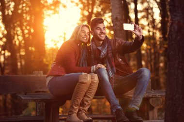 Çift alarak selfie parkta cep telefonunuzla