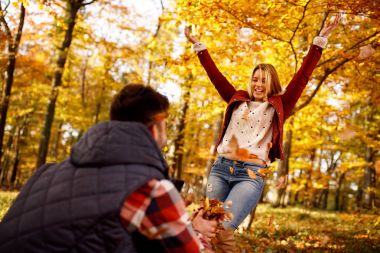 Aşk, yaşam tarzı, Romantik Çift sonbahar parkta eğleniyor