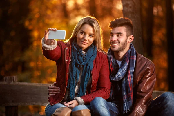 Estilo de vida, pareja feliz en el parque tomando selfie —  Fotos de Stock