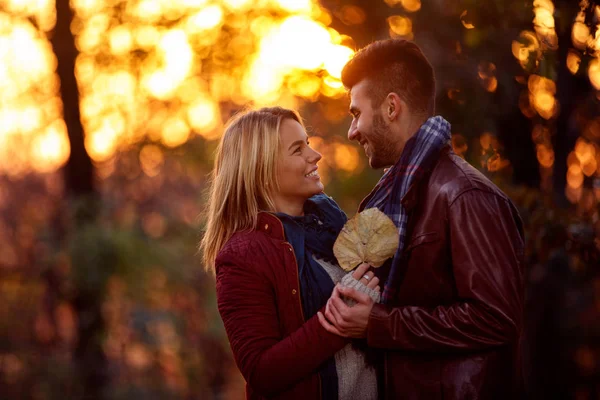 Romantické chvíle pár, kteří požívají v parku — Stock fotografie