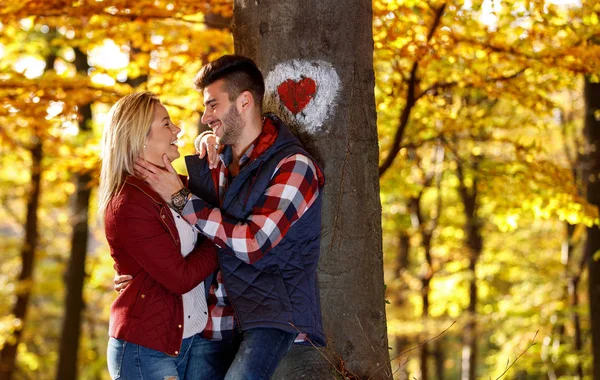 Parkta sevgi dolu bir çift