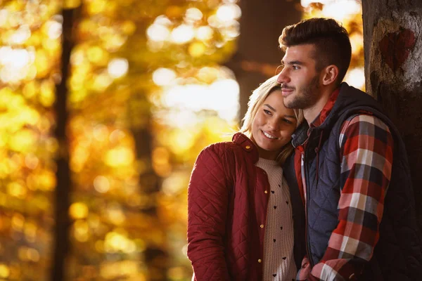Girlfriend and boyfriend enjoying out in the park — Stock Photo, Image
