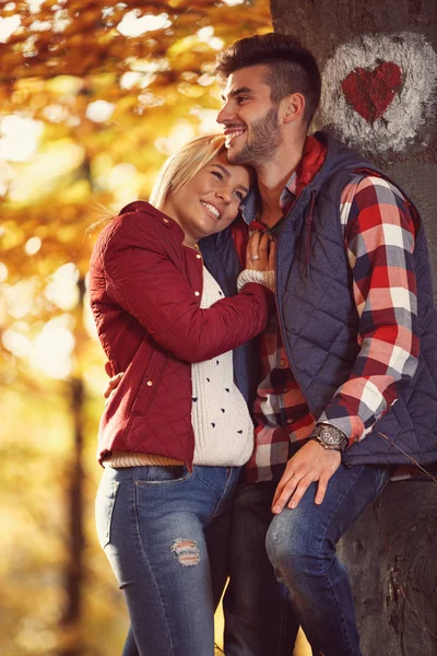 Sorridente coppia amorevole nel parco — Foto Stock