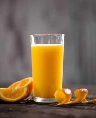 Ahşap masa üzerinde taze portakal suyu. Meyve Portakal suyu. Yaz içeceği