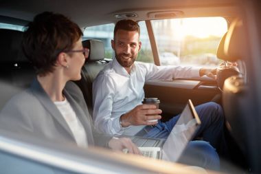 arabanın arka koltuğunda iş iş arkadaşı