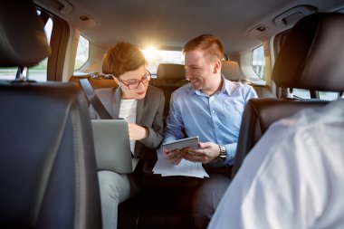 İş takım iş gezisinde arabada