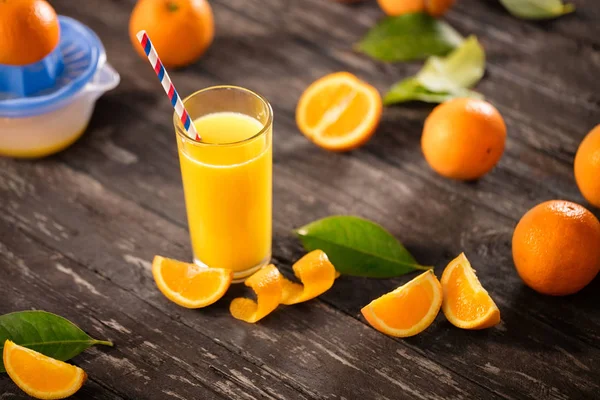 Sok pomarańczowy z plastry pomarańczy na drewnianym stole — Zdjęcie stockowe