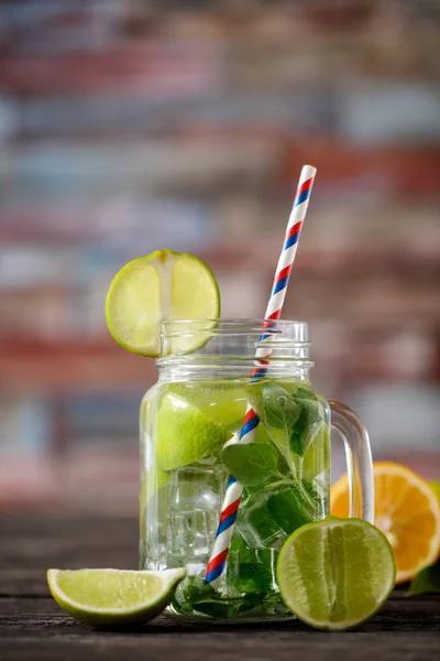 Mojito lemoniada napój lato z limonki, cytryny i mięty w słoiku — Zdjęcie stockowe