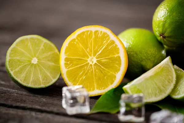 Lukke skiver citroner sommer friskhed frugt baggrund - Stock-foto
