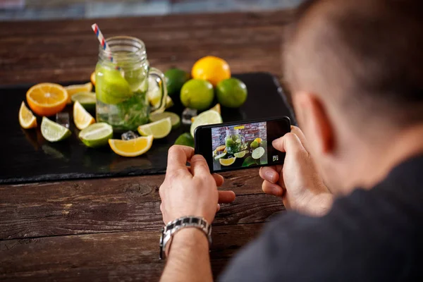 Tirar foto no smartphone de bebida mojito — Fotografia de Stock