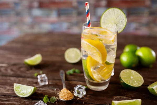 Cocktail frais agrumes avec régime à l'eau en verre — Photo