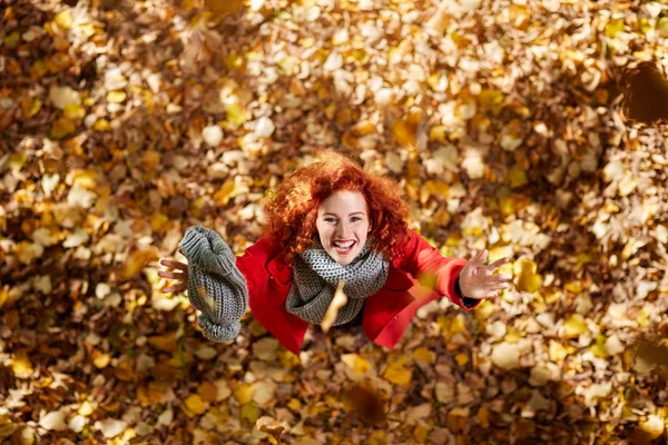 Jovem mulher na natureza no outono — Fotografia de Stock