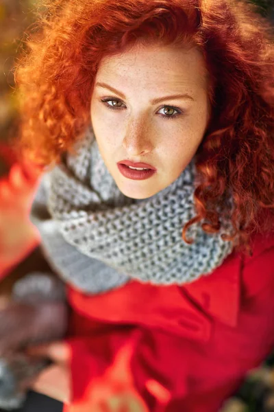 Kıvırcık saçlı kadın