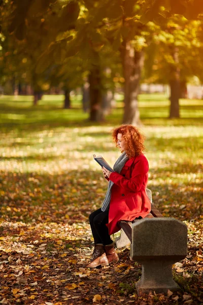 Vrouw Lees boek in park — Stockfoto