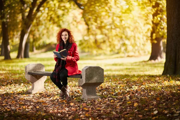 公園で若い女性の読書 — ストック写真