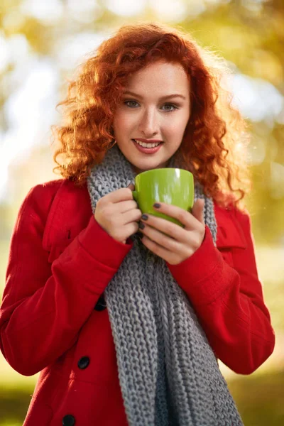 Meisje met kopje koffie in de herfst — Stockfoto