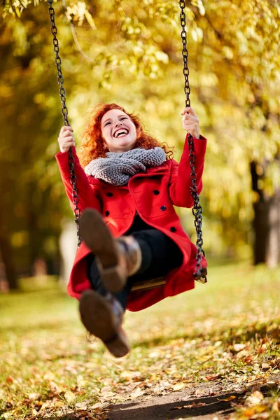 Vrolijk meisje swingen op schommel — Stockfoto