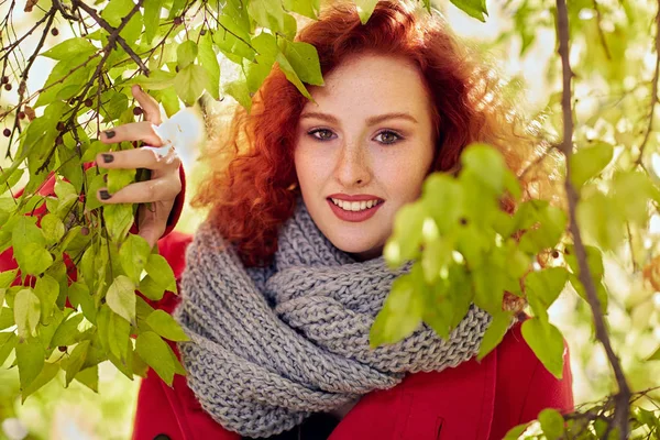 Kızıl saçlı kadın açık  