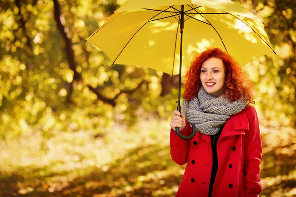 Girl with umbrella in park — Stock Photo, Image