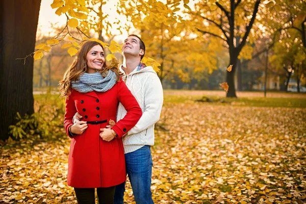 Šťastný pár romantických v parku — Stock fotografie