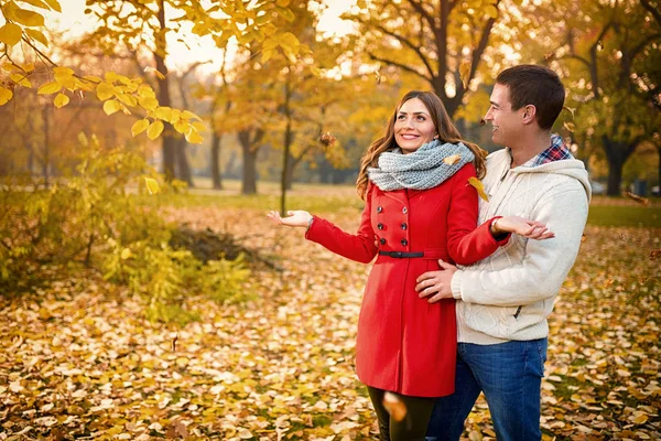 Romance dans le parc avec des feuilles jaunes à l'autum — Photo