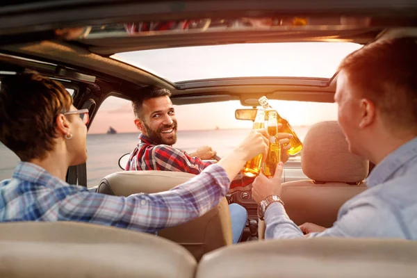 Bir yolculuğa arabada zevk arkadaş