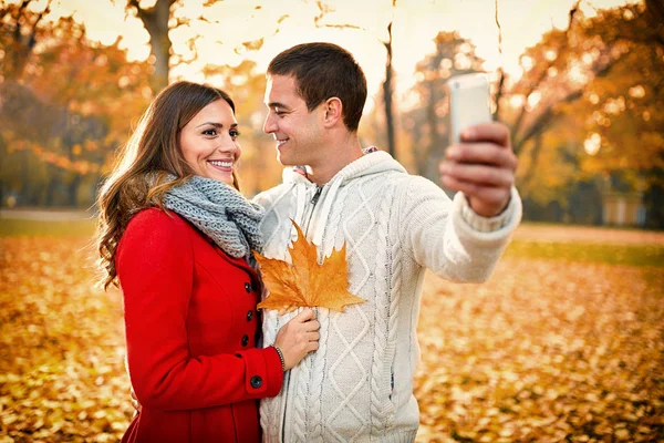Selfie in park in autumn — Stock Photo, Image