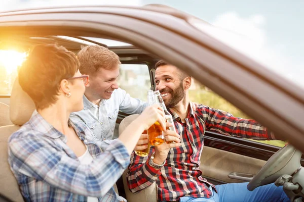 Arkadaşlar yolculuğa birlikte eğleniyor