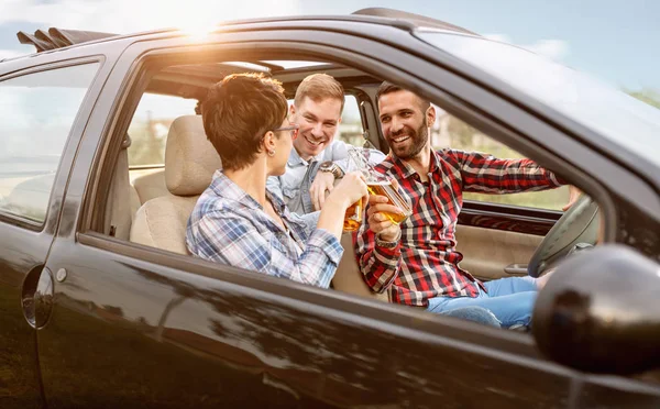 Vrienden saamhorigheid in de auto verlaten voor vakantie — Stockfoto