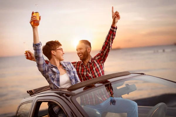 Arkadaşlar eğlenmeye arabada yolculuğa