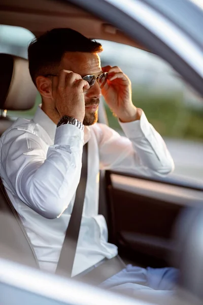 Man drivande bil bär solglasögon — Stockfoto