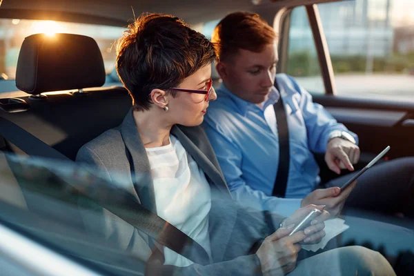 Gesprek van de collega's in de auto rijden — Stockfoto