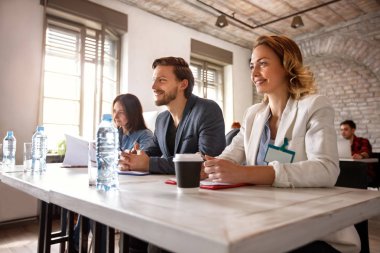 Şirket iş üzerinde çalışan ekip