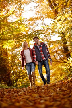 eğlenceli aşk ilişkisi ve sonbahar bırak atma insanlar kadın