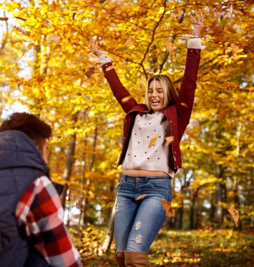 eğlenceli aşk, ilişki ve sonbahar bırak atma insanlar kadın