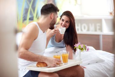Çift yatakta romantik kahvaltı var