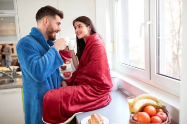 Mutfakta kahve içme aşık Çift